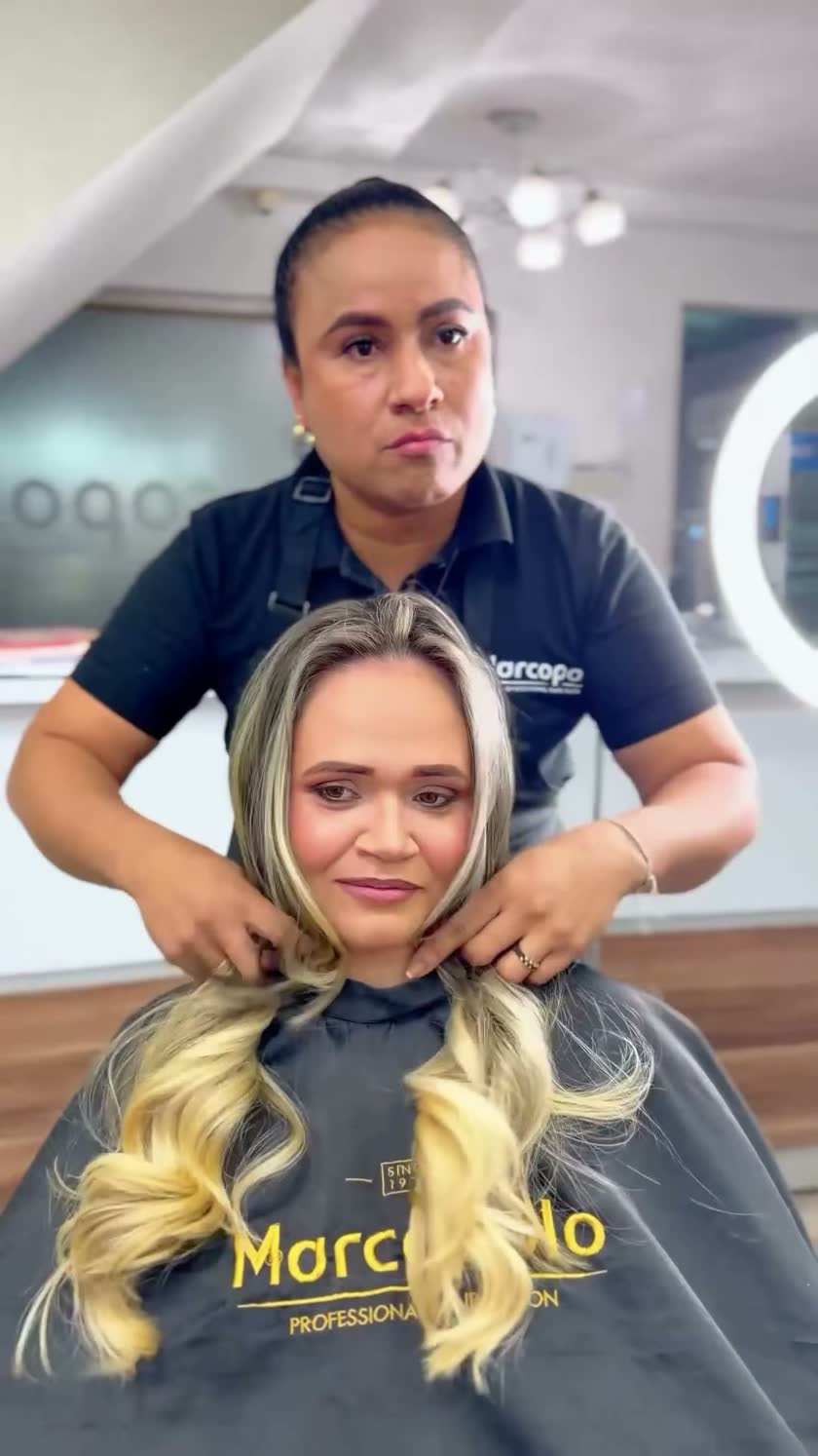 Clienta con balayage recibiendo masaje